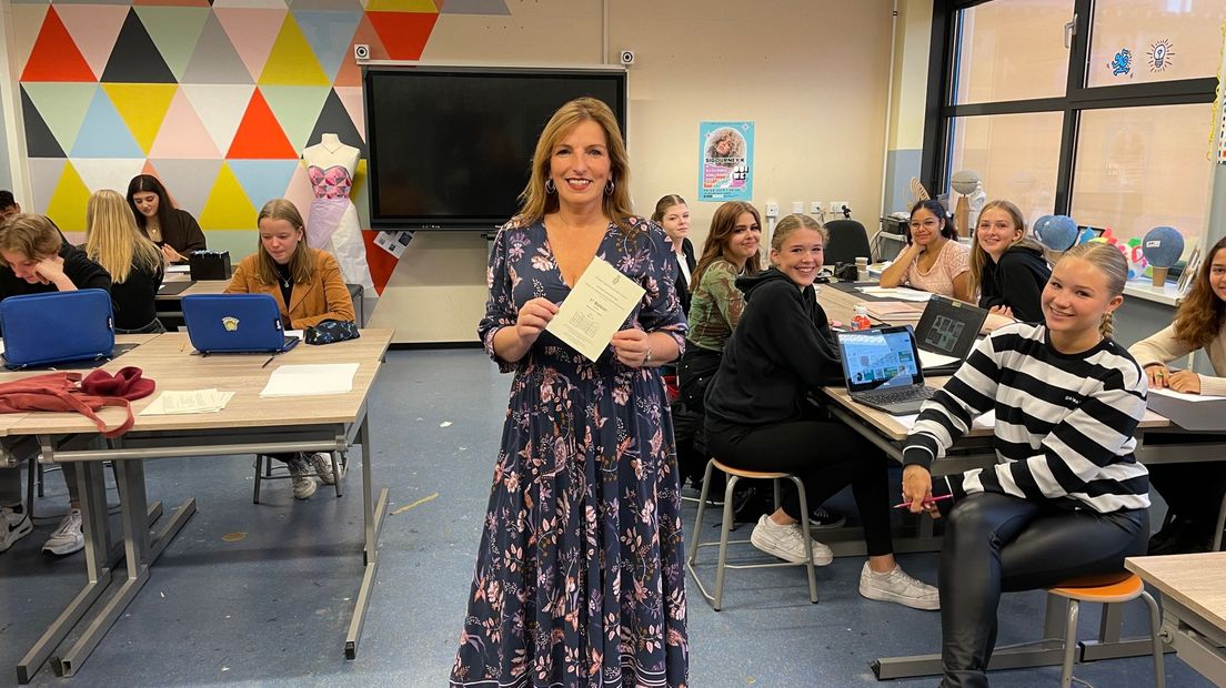 Kunstdocent Karin Kingma showt haar uitnodiging voor Prinsjesdag