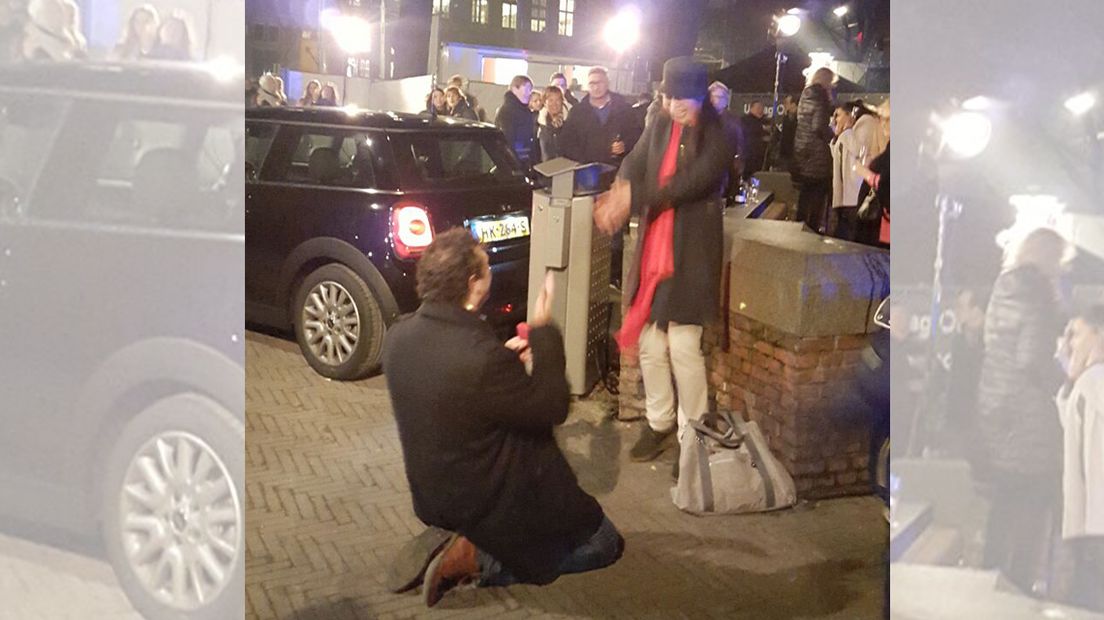 Paul vraagt zijn Luxia ten huwelijk tijdens de vuurwerkshow bij de Hofvijver. (Foto via Facebook)