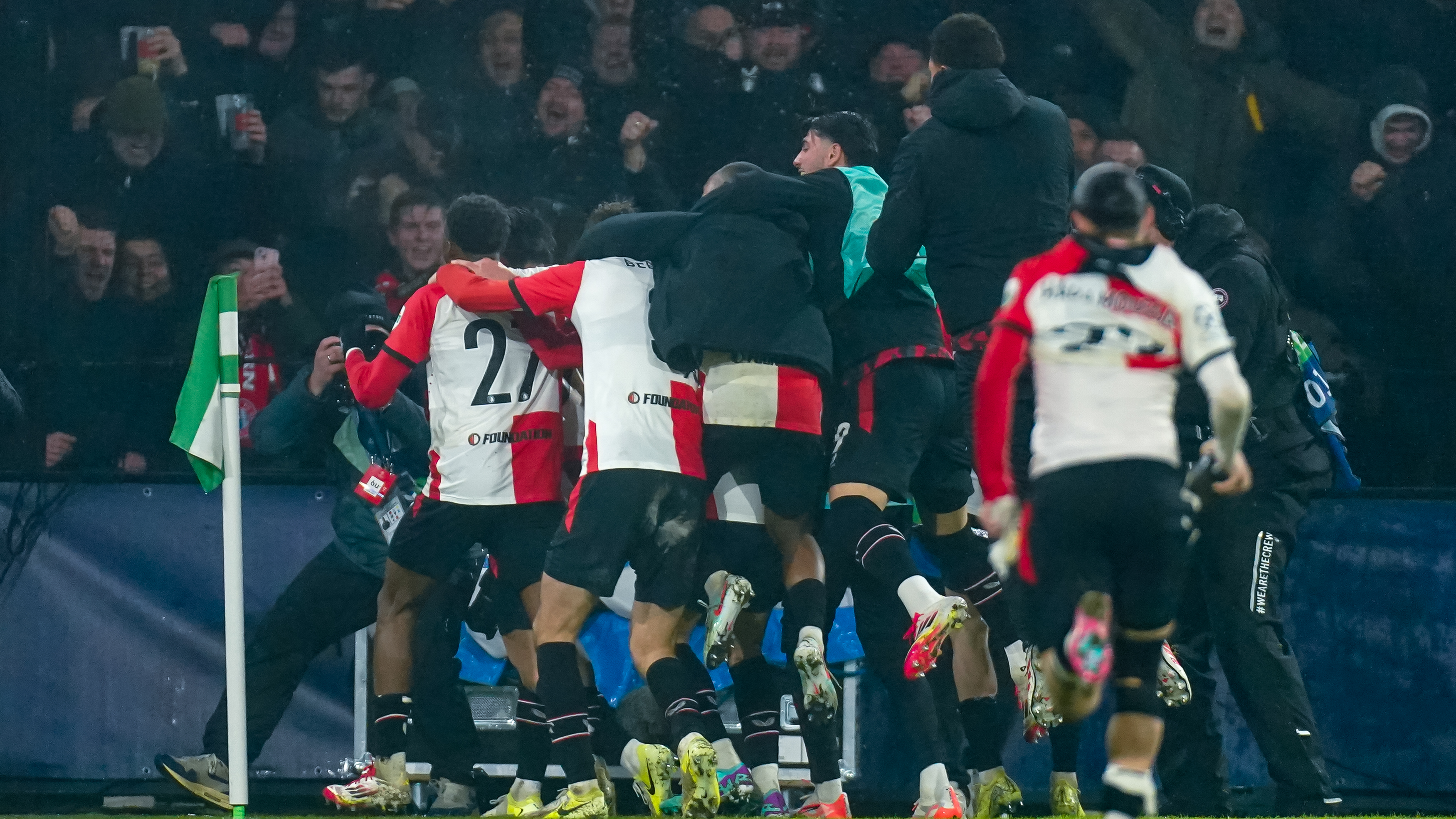 Feyenoord viert de 3-0 van Ueda tegen Bayern München