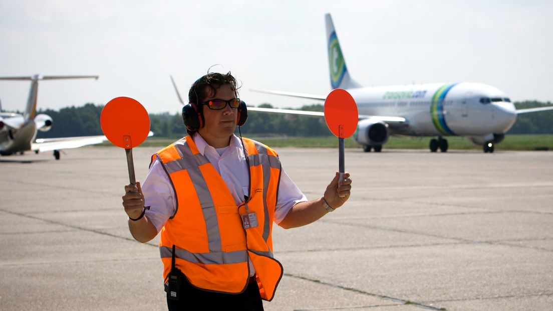 Een marshaller op Groningen Airport Eelde