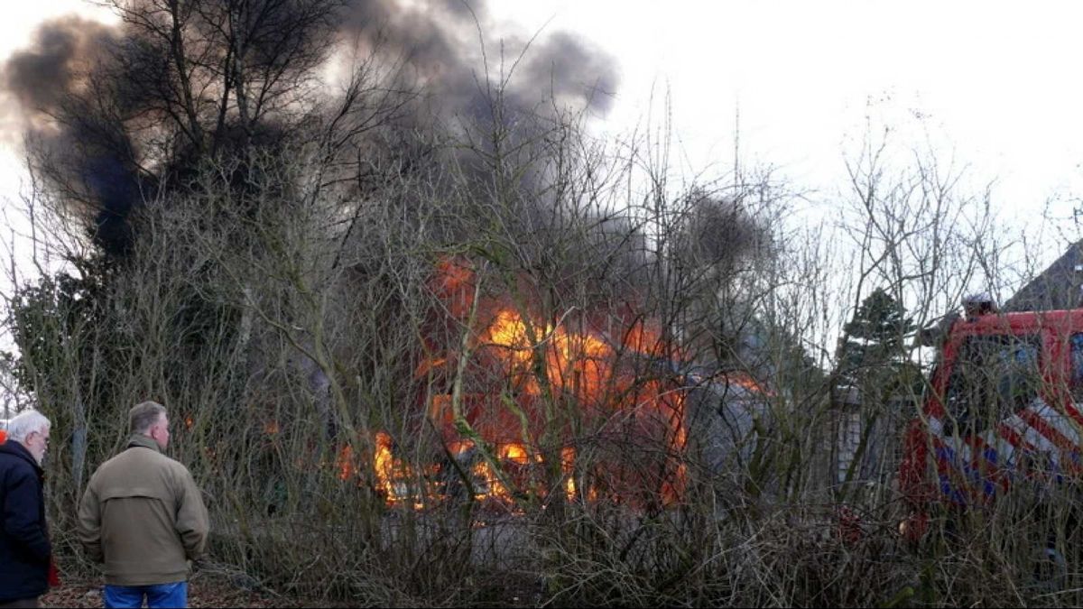 Brand verwoest camper en carport in Opende