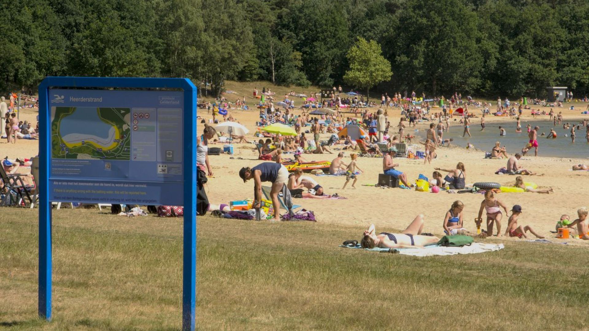 Bezoekers genieten van het warme zomerweer.