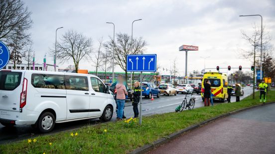 112 Nieuws: Fietser gewond na aanrijding met taxibus in Zwolle.