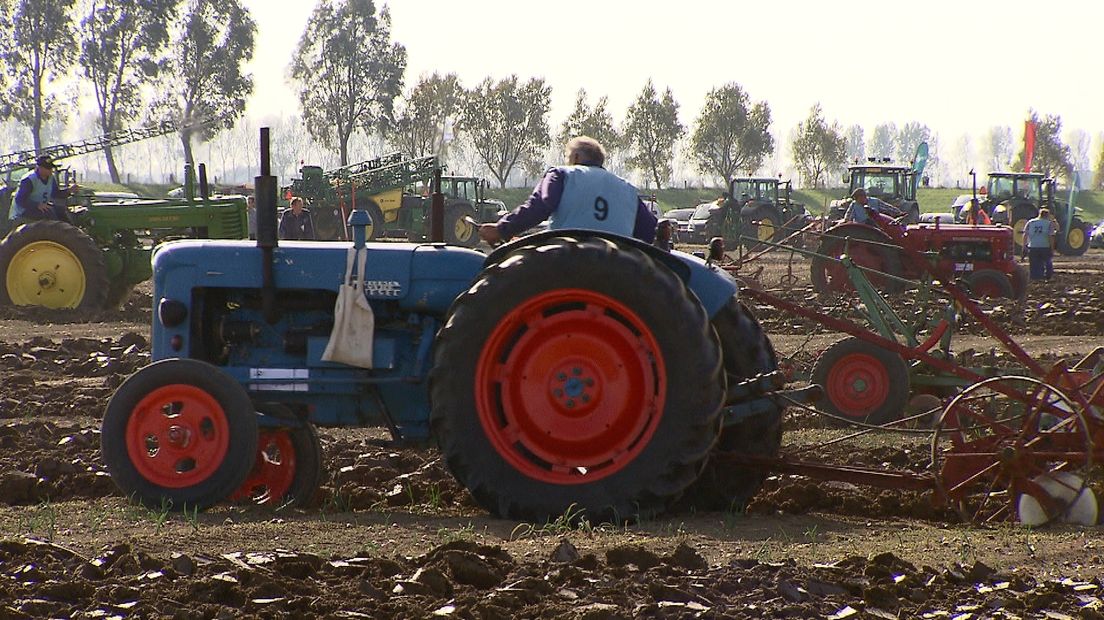 Op het NK Ploegen werd met verschillende voertuigen geploegd