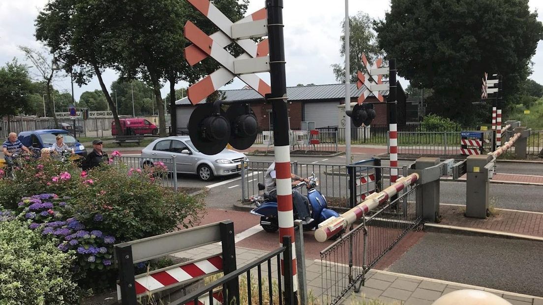 En dat is vijf: alwéér stroomstoring bij spoorwegovergang station Almelo de Riet