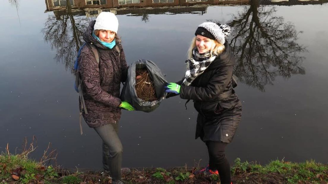 Martine van Schaik en Lianne Raat van de Partij voor de Dieren Leiden bij de opruimactie