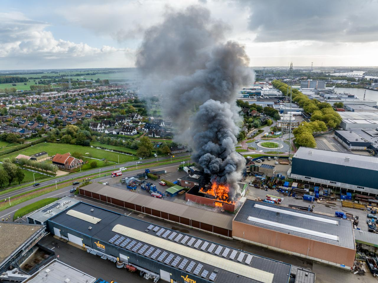 De rookontwikkeling is enorm en de rookwolken zijn in de verre omgeving te zien.