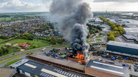 Zeer grote brand in loods Papendrecht, NL-Alert vanwege rookontwikkeling