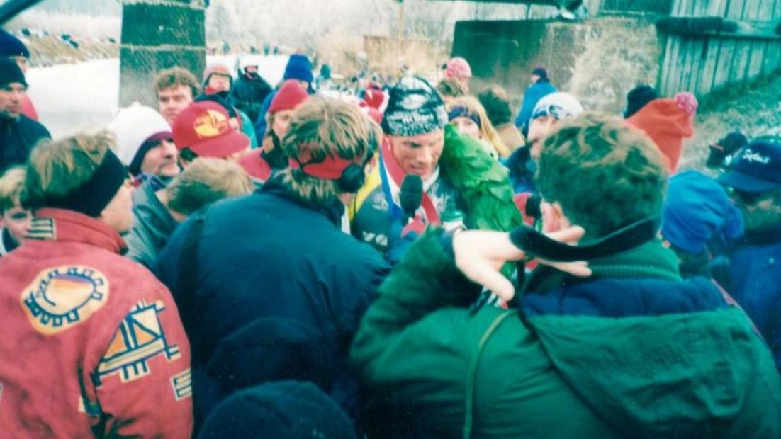 Winnaar Arnold Stam wordt in 1997 na de finish geïnterviewd door Henk Kok (Foto: Klaas Zuur)