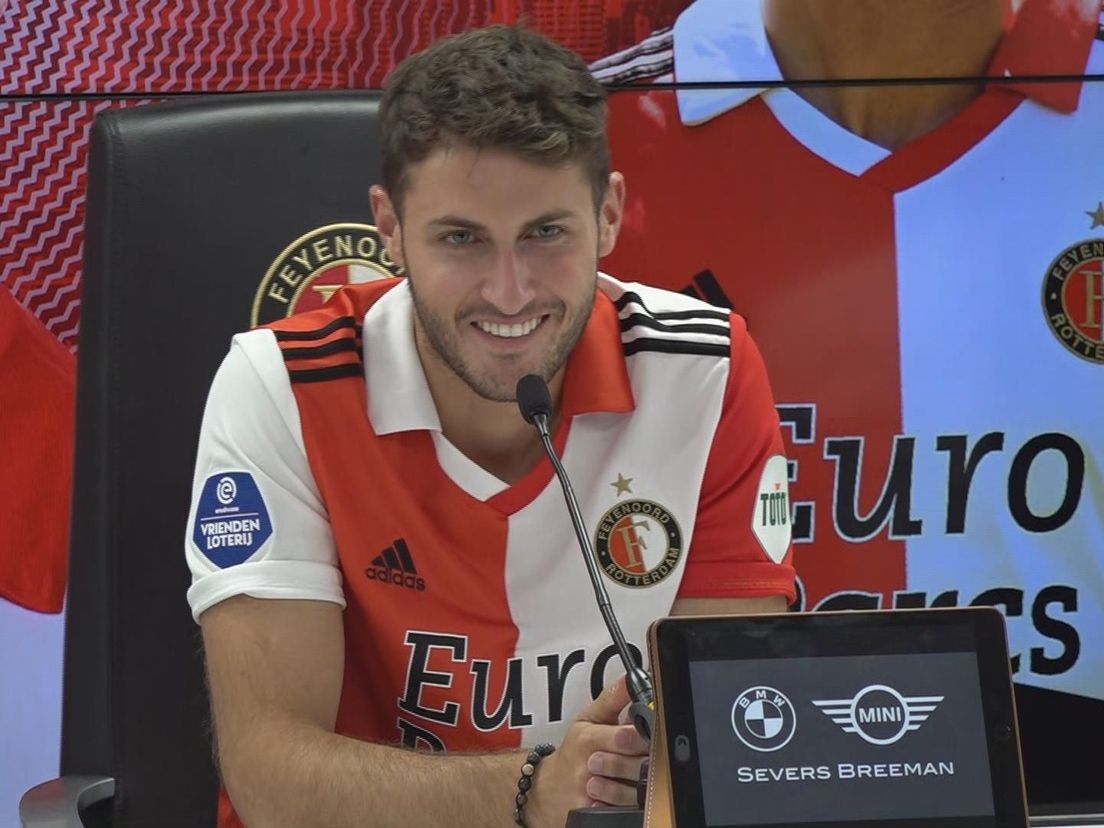 Santiago Gimenez zit bij de persconferentie van zijn presentatie bij Feyenoord