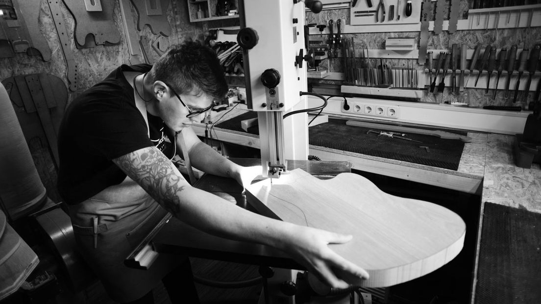 Maikel aan het werk in z'n atelier
