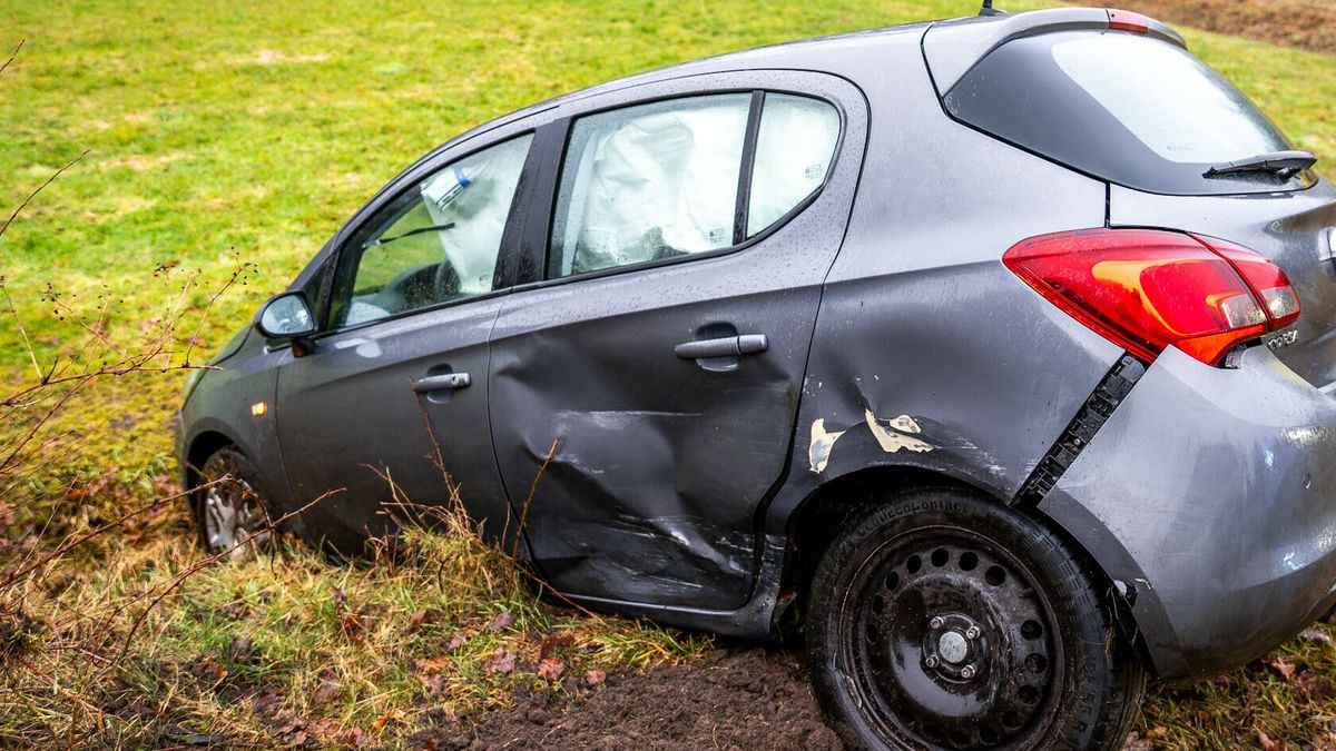 Botsing tussen twee auto's in Makkinga, één belandt in een greppel
