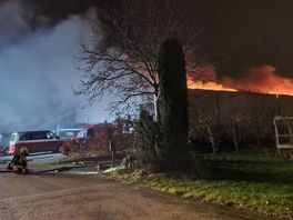 Grote brand in bedrijfspand vol campers in Dalfsen