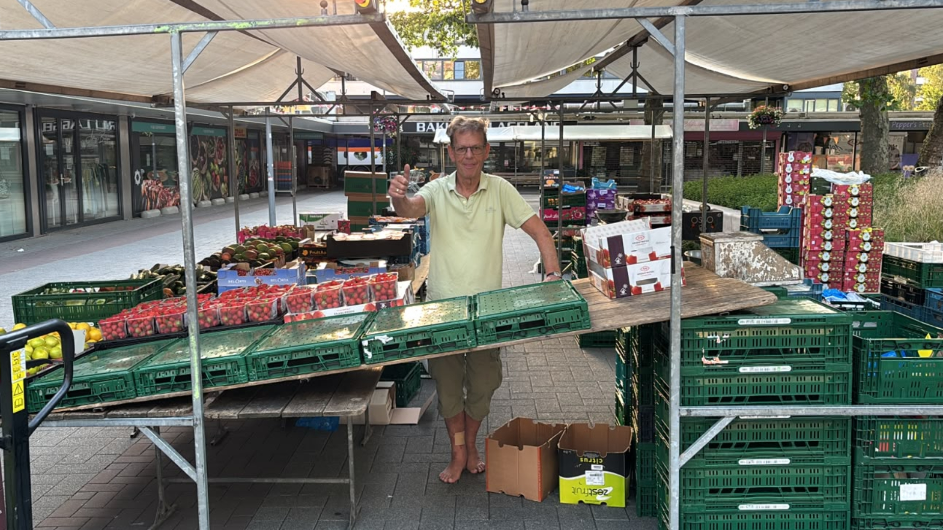 Rob staat vrijdagochtend, op zijn blote voeten, gewoon op de markt.