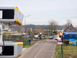 Op deze plekken in Overijssel komen flitspalen bij spoorwegovergangen