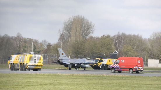 F-16 landt op vliegveld Eelde na botsing met vogel.