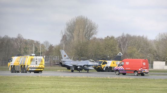 F-16 landt op vliegveld Eelde na botsing met vogel. F-16 landt op vliegveld Eelde na botsing met vogel.