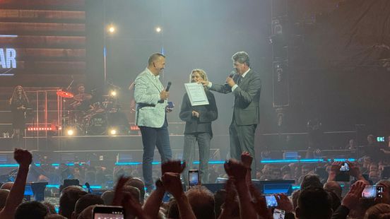 Jubilerende Jannes in Ahoy benoemd tot ereburger van Emmen Jubilerende Jannes in Ahoy benoemd tot ereburger van Emmen