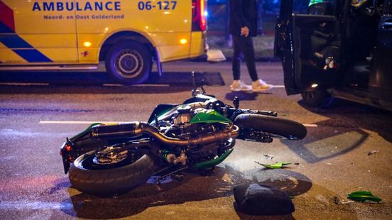 Motorrijder met spoed naar het ziekenhuis na aanrijding op A16, weg richting België afgesloten.