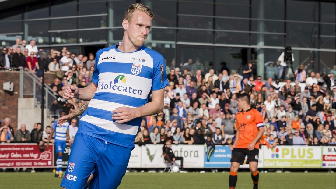 Stef Nijland viert de 0-1 van PEC Zwolle
