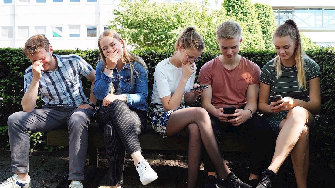 De 'mobiele brigade' ten voeten uit: een veel gezien tafereel in het hedendaagse straatbeeld