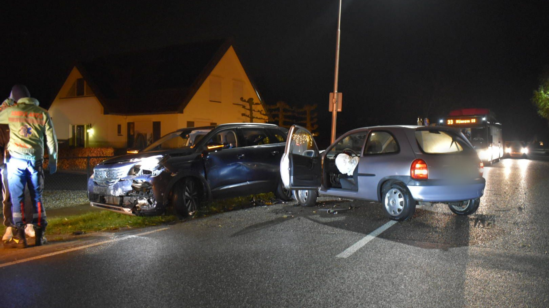 Politie neemt maaltijdbezorger mee na flinke botsing