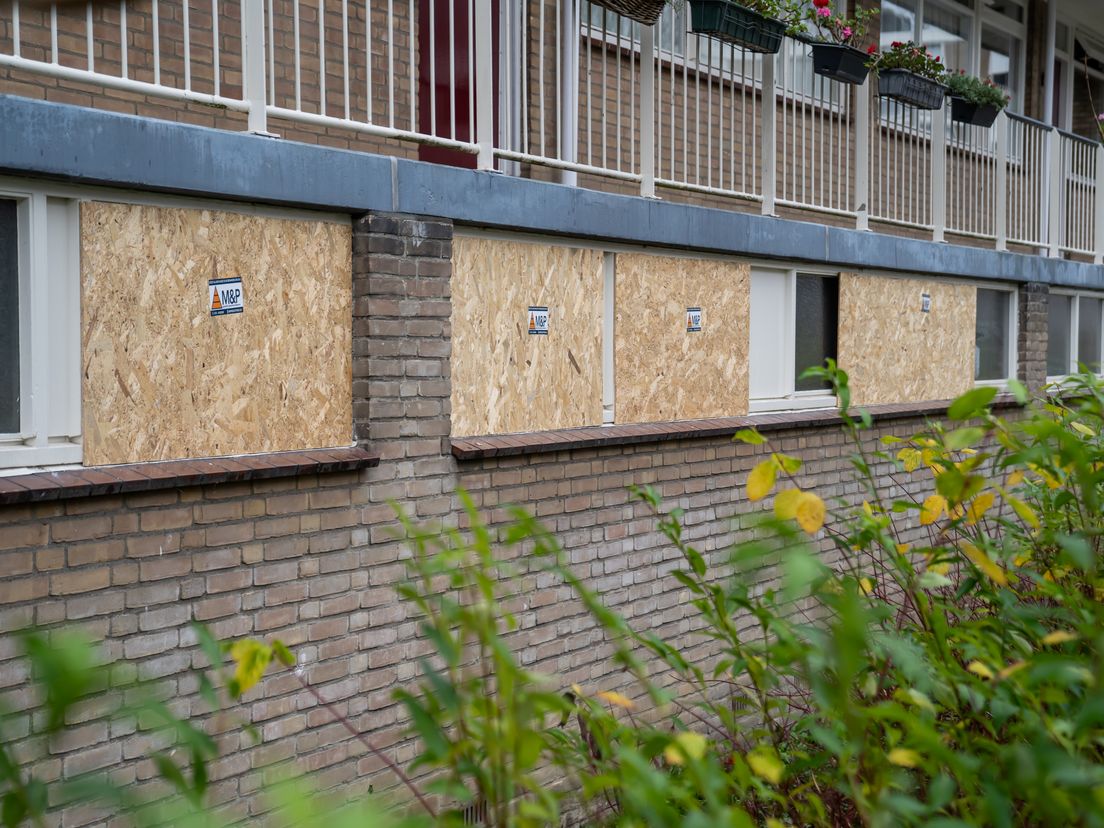 De ruiten van de kelderboxen zijn nu afgedekt met houten platen.
