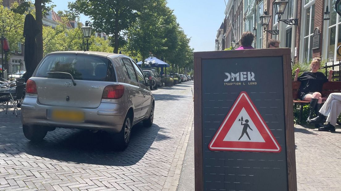Bierspeciaalzaak De Paas probeert met dit verkeersbord bestuurders te ontmoedigen om te hard te rijden