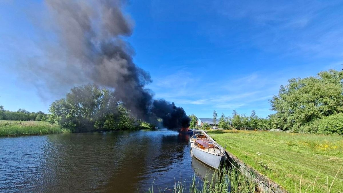 Brand op boot in jachthaven bij Joure | Brommerrijder gewond in Nes (NEF)