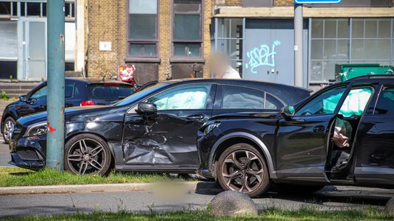 Gewonden en flinke schade na botsing. Gewonden en flinke schade na botsing.
