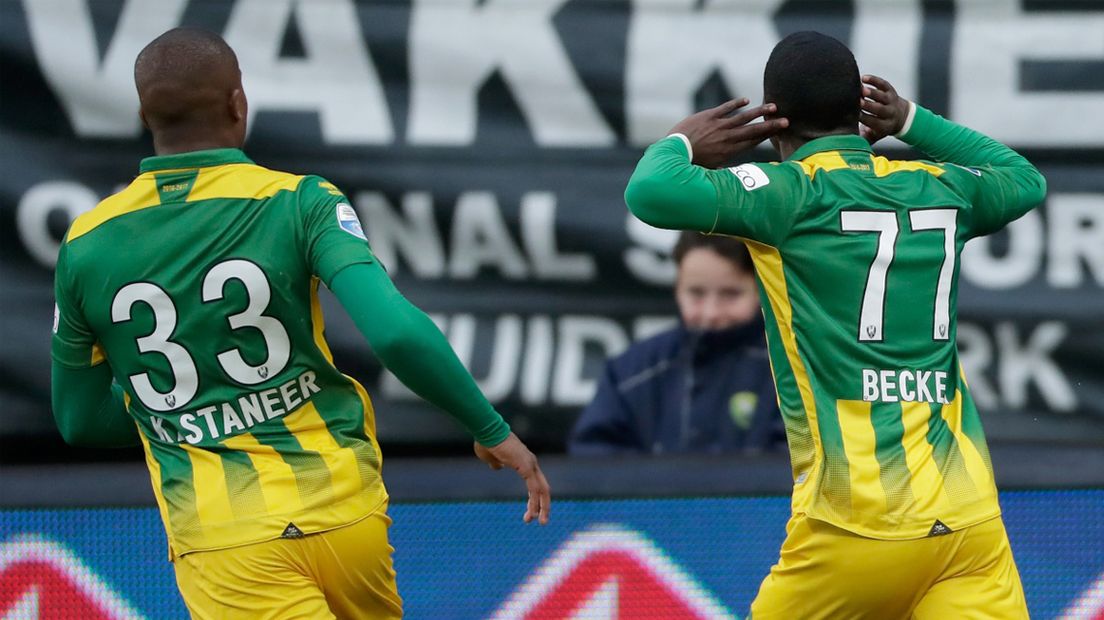 Sheraldo Becker viert zijn goal en wil wat horen van het publiek 