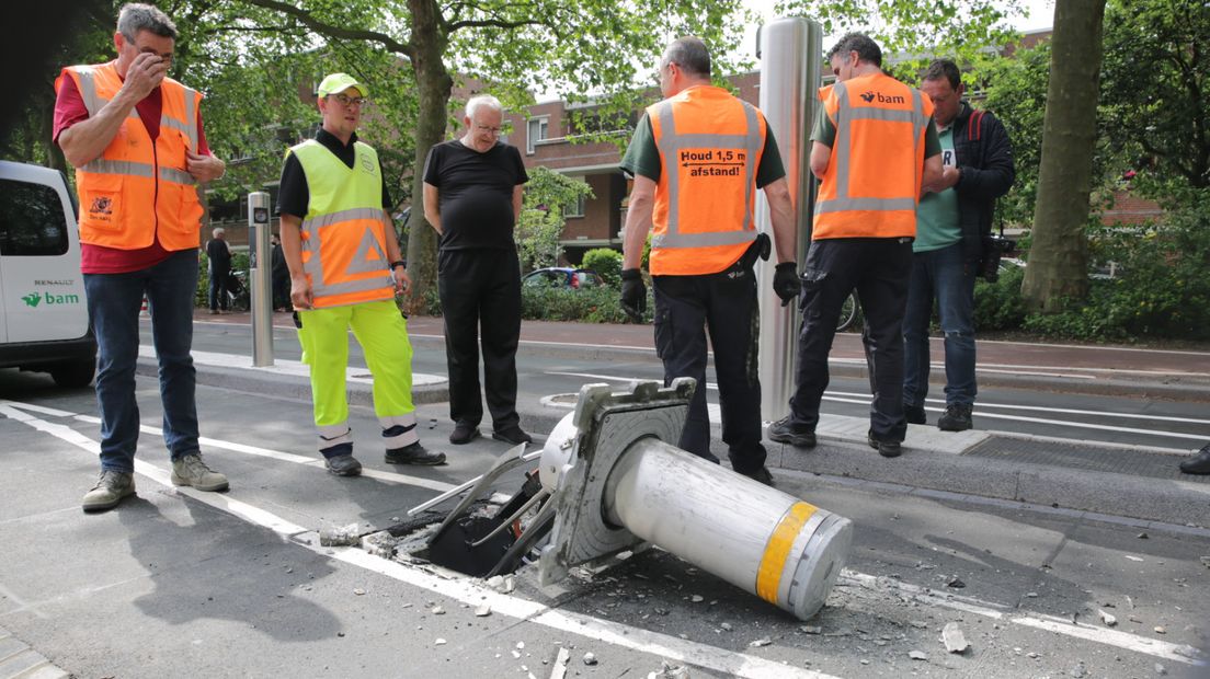 De poller werd compleet uit de grond gereden