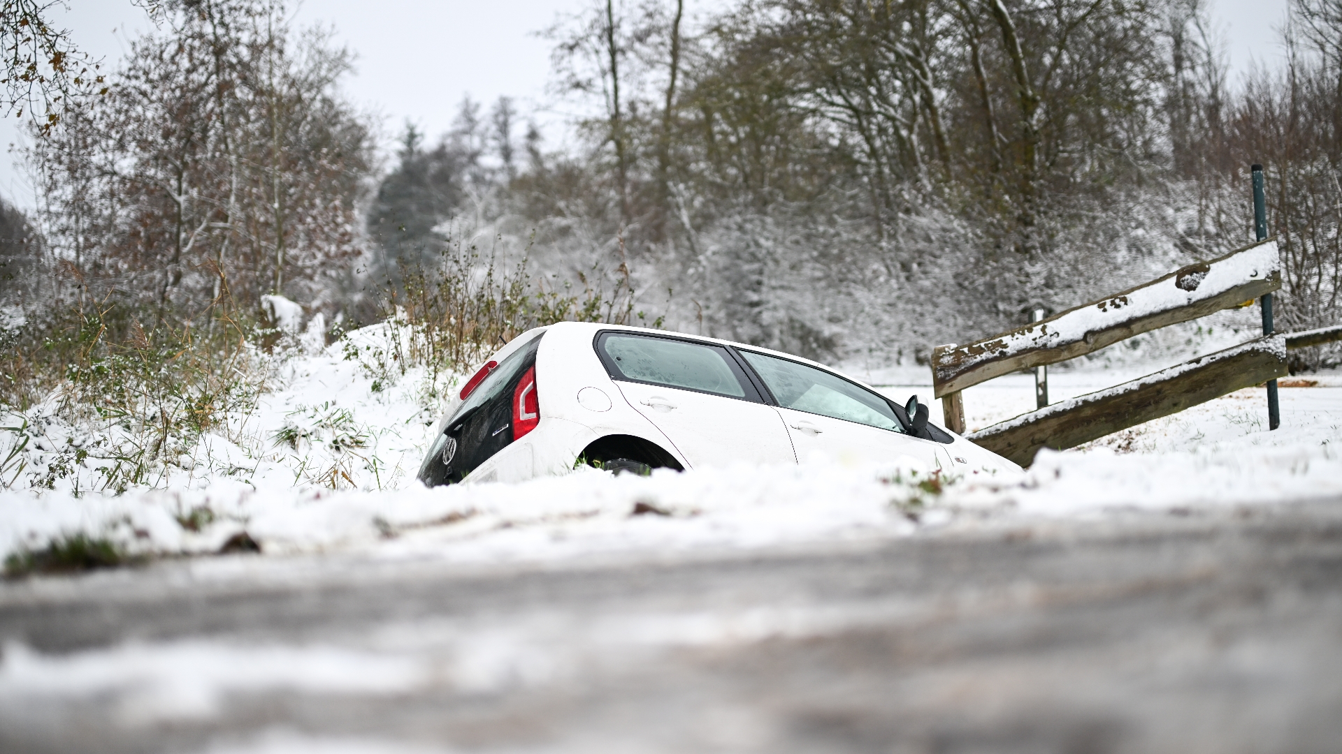 112-nieuws Dinsdag 5 December: Auto's Glijden Uit En Belanden In Sloot ...