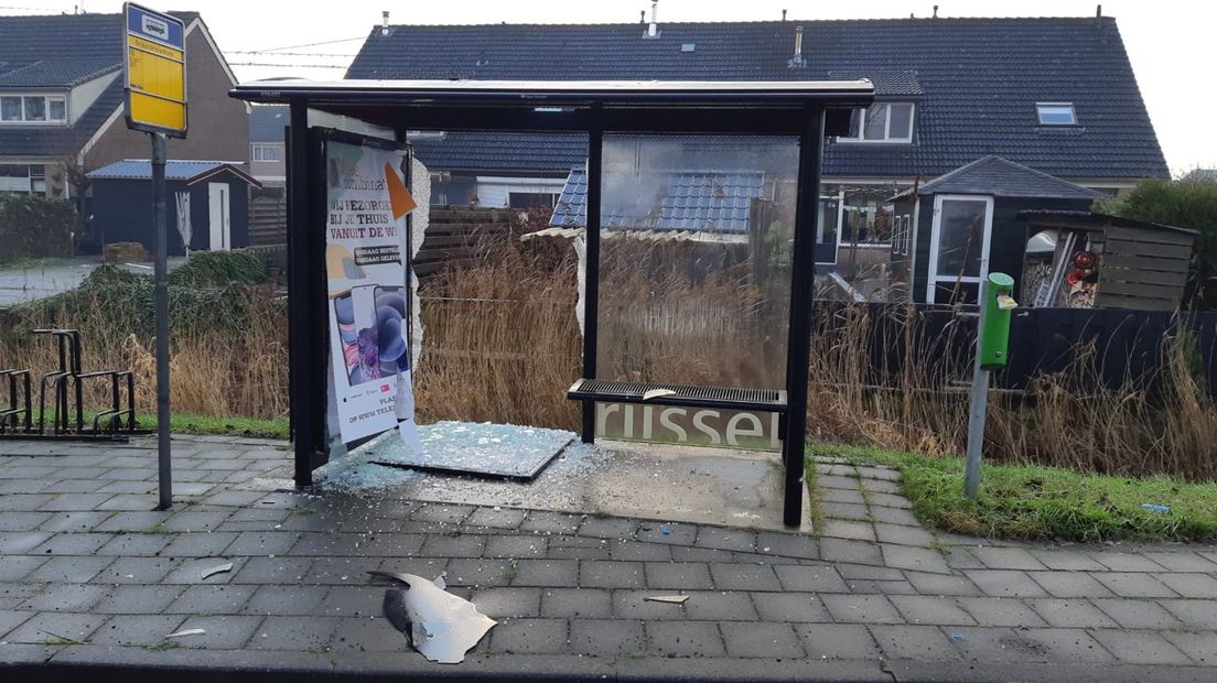 Het bushokje in Zwartsluis werd opgeblazen met illegaal vuurwerk