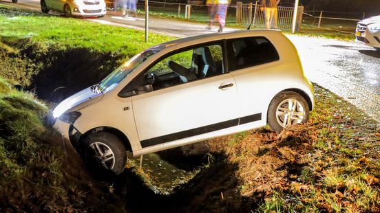 Ongeval in Nieuwlande, auto komt in de sloot terecht. Ongeval in Nieuwlande, auto komt in de sloot terecht.