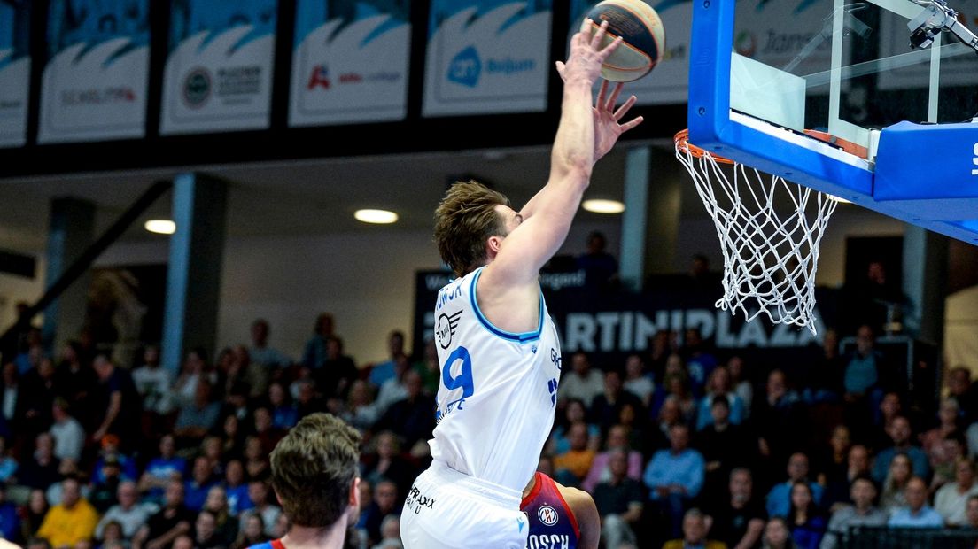 Willem Brandwijk zweeft naar de basket namens Donar