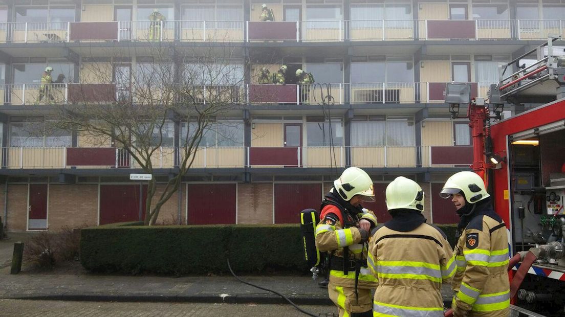 Een aantal woningen in de flat moest ontruimd worden door de brand