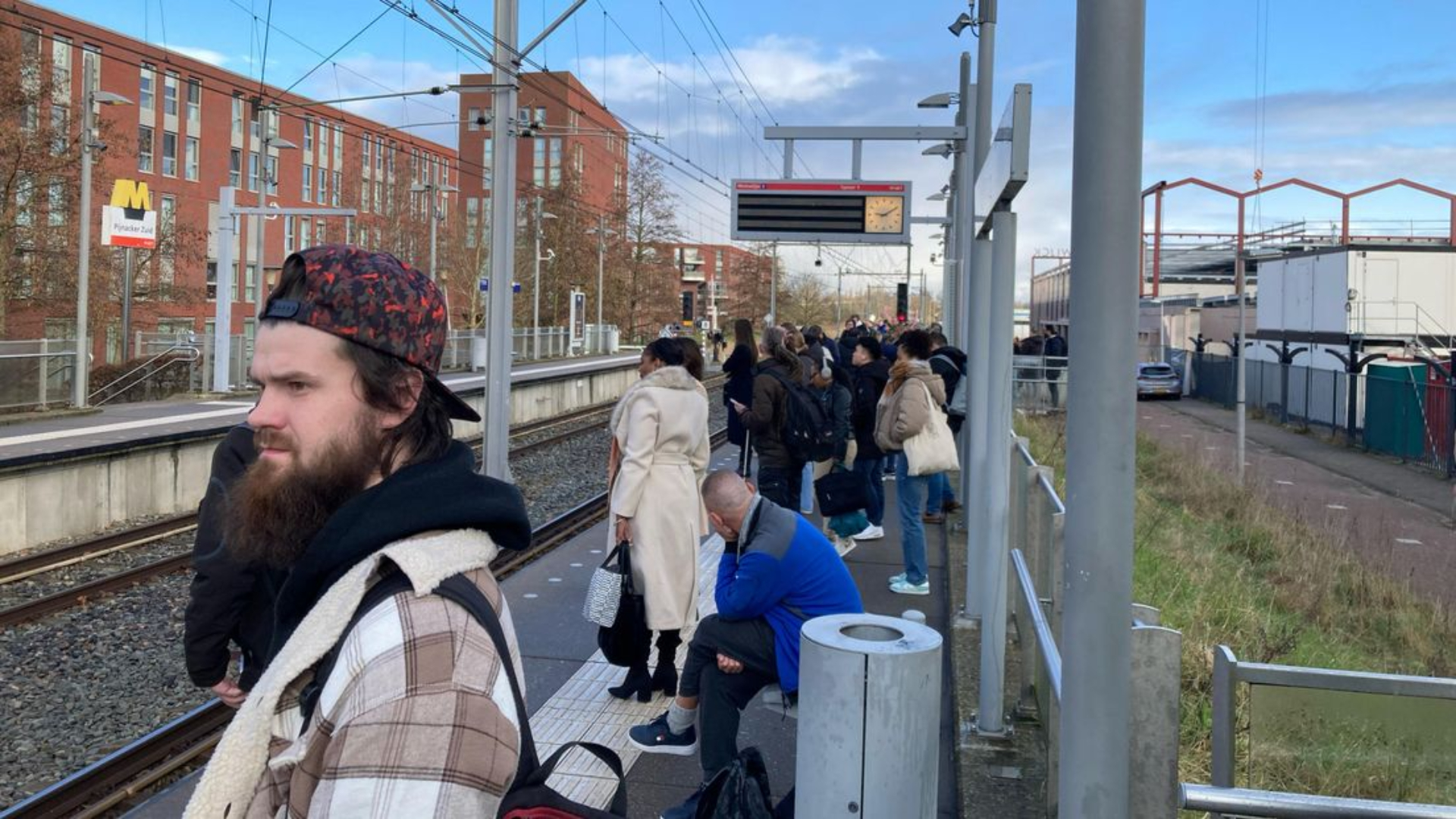 Reizigers op station Pijnacker-Zuid moeten metro's voorbij laten gaan vanwege de drukte in de cabines
