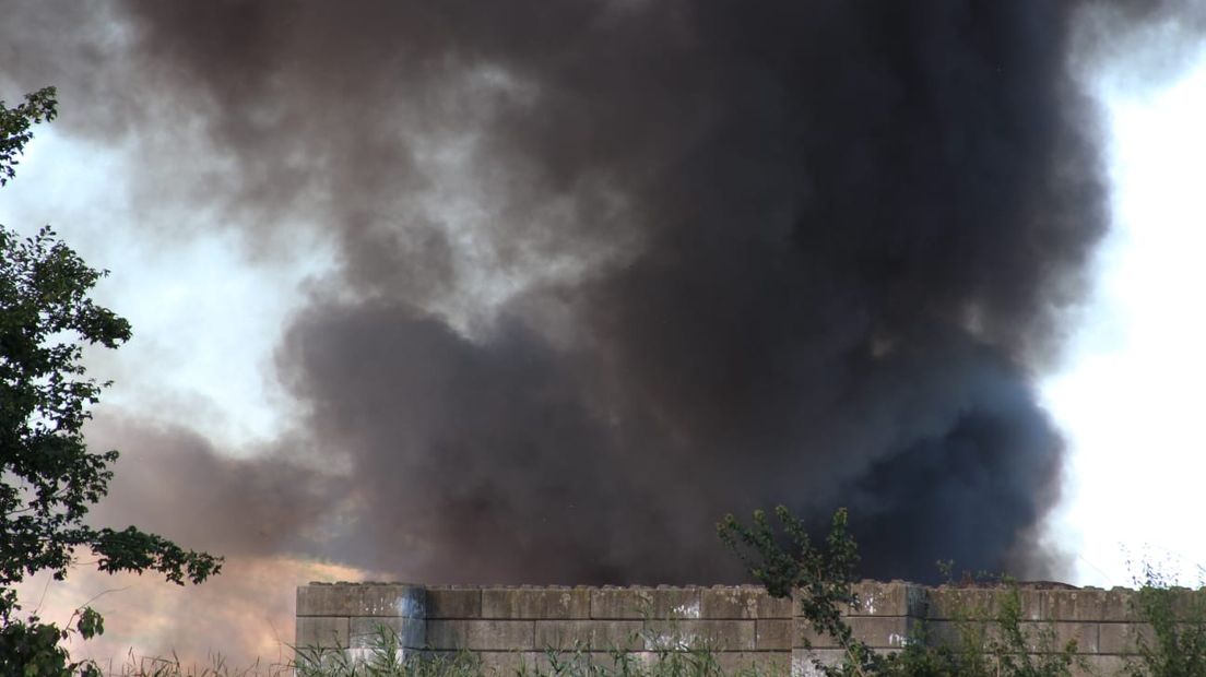 De brand bij afvalverwerker ARN is onder controle. In de omgeving rond het bedrijf aan de Nieuwe Pieckelaan waren zaterdag aan het begin van de avond zwarte rookwolken te zien.