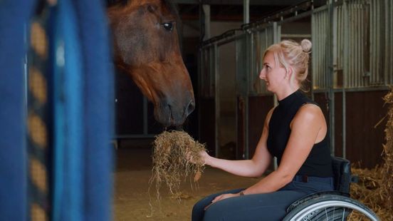 Sofie leerde opnieuw lopen na ernstig ongeluk met paard. Sofie leerde opnieuw lopen na ernstig ongeluk met paard.