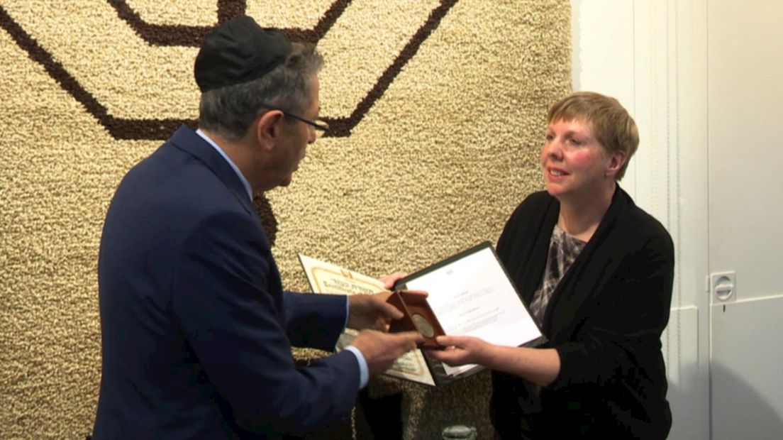 De israelische ambassadeur reikt de Yad Vashem onderscheiding postuum uit aan Janneke Lindeboom