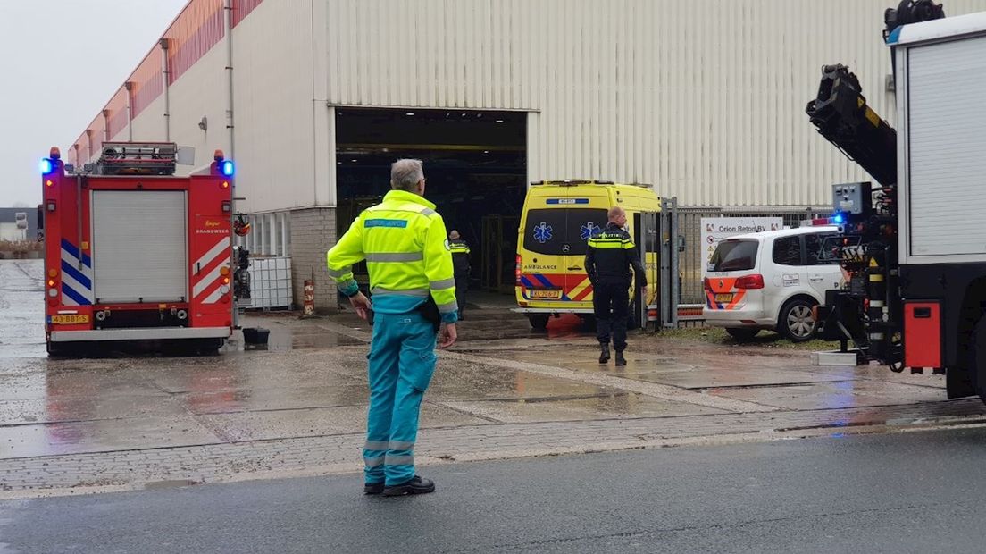 Brandweer, politie en ambulances bij Orion Beton in Enschede