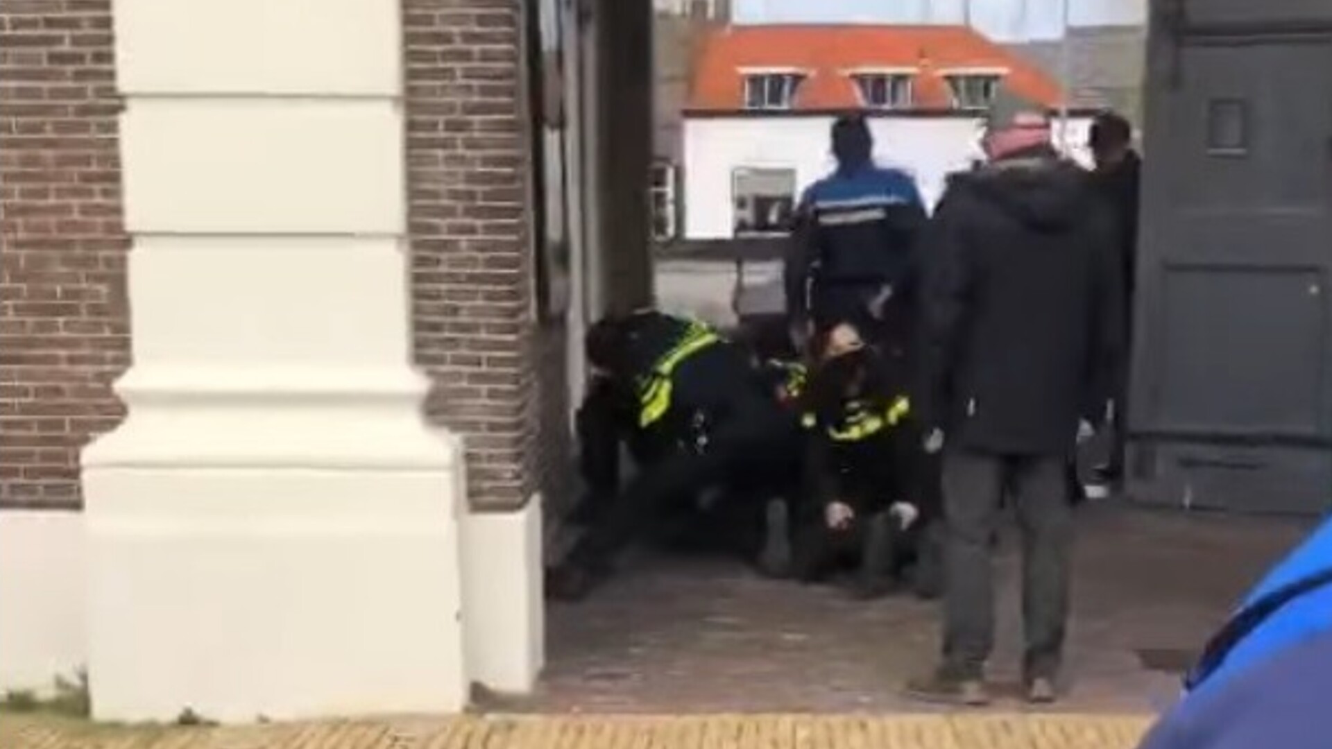 Boa's En Politieagenten Bedreigd Na Filmpje Aanhouding Middelburg ...