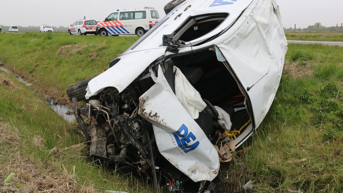 Inzittenden slingeren uit bestelbus na ongeluk (video)