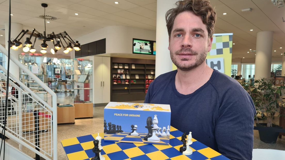 Kunstenaar Felix Alberts met zijn schaakbord