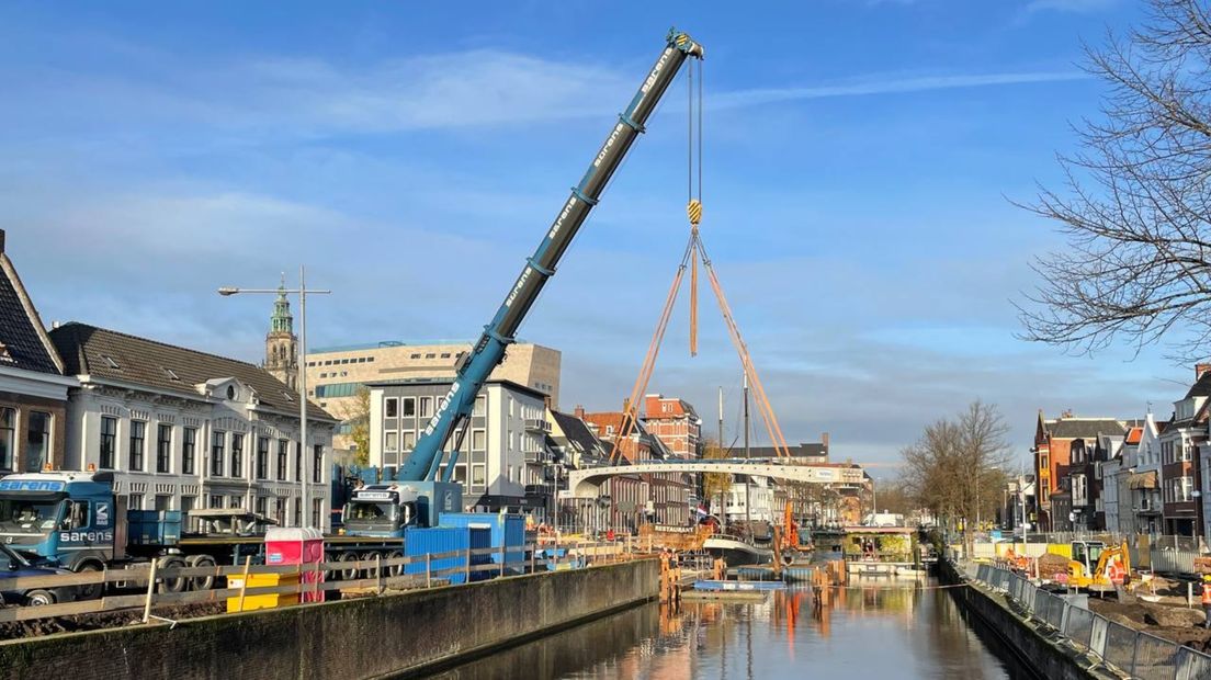 De eerste ligger wordt op z'n plaats gehesen