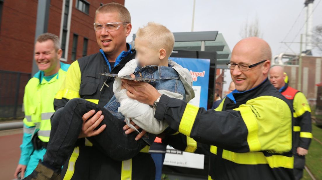 Jongetje met vinger vast in bankje tramhalte Loosduinseweg. | Foto Regio15