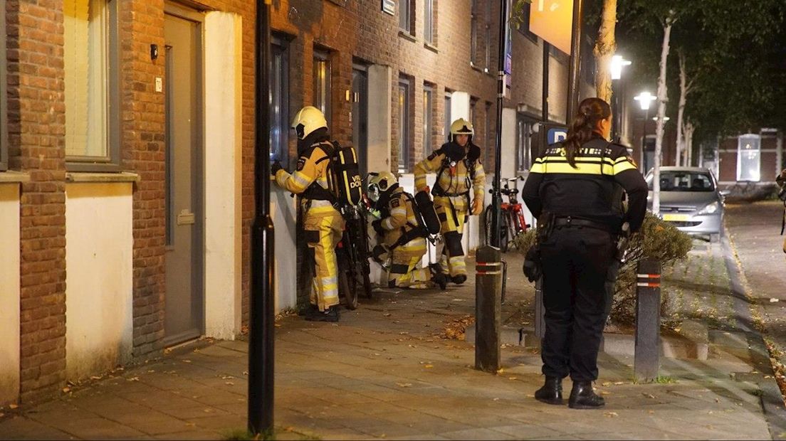 Brandweer zaagt voordeur uit woning Deventer: omwonenden hoorden 'gigantische knal'