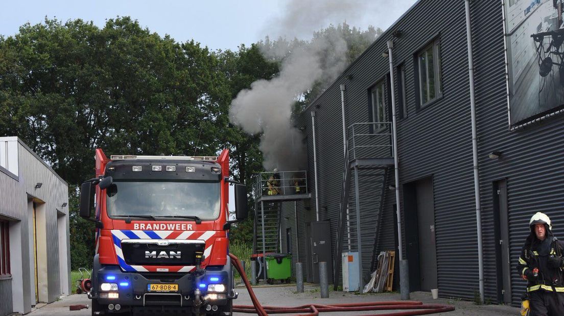 Meerdere brandweerkorpsen zijn uitgerukt (Rechten: De Vries Media)
