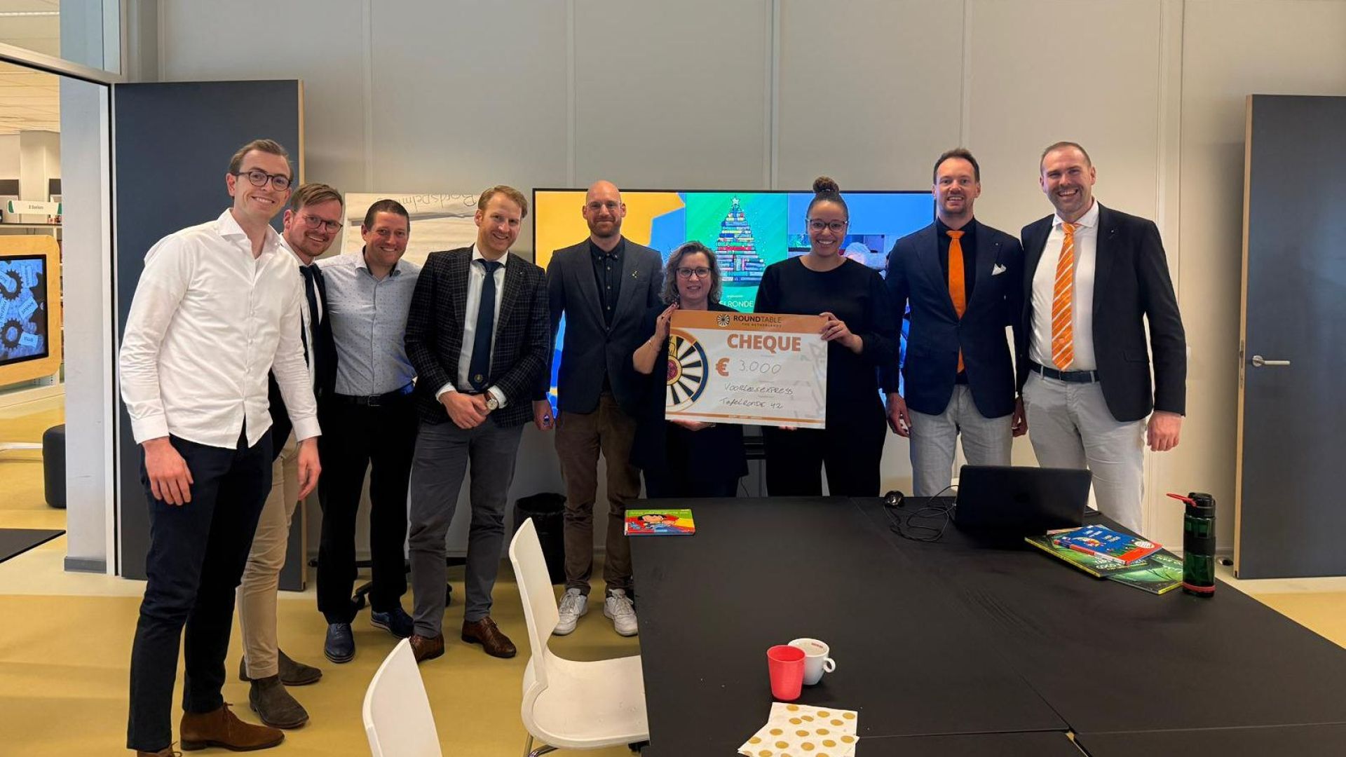 Cheque van €3.000 voor VoorleesExpress Oost-Achterhoek.